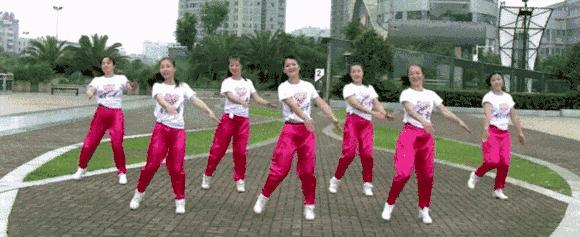 跳舞也是一种娱乐活动,跳舞是一种不错的运动方式