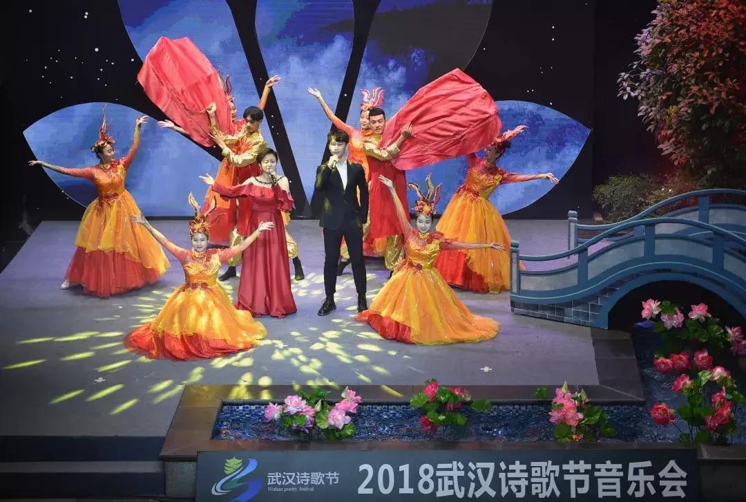 郑愁予深情吟诵《归航曲》2018武汉诗歌节音乐会点燃诗意江城