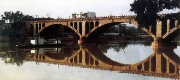 坐咩给“五华阿哥五华阿哥硬打硬”？