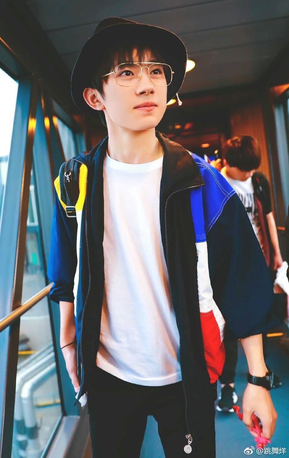 易烊千玺tfboys穿搭,tfboys易烊千玺穿衣搭配