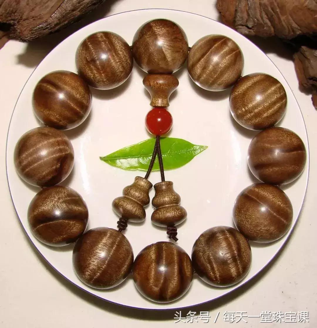 有香味的手串比香水好,散发香味的手串适合女生