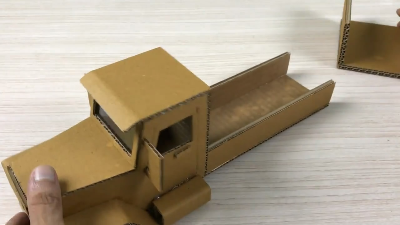 用纸板制作卡车模型解放j6p,用纸板制作斯堪尼亚卡车车头模型