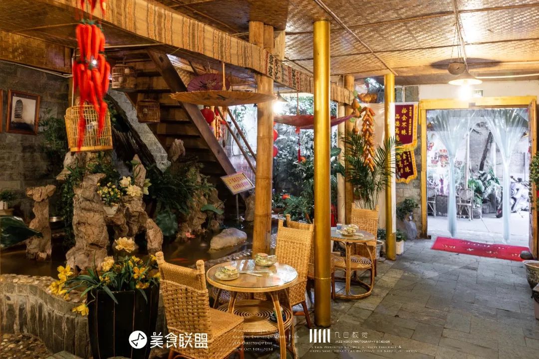 昆明闹市这家12年老店,独创傣式火锅一年只卖89天,大闸蟹涮着吃