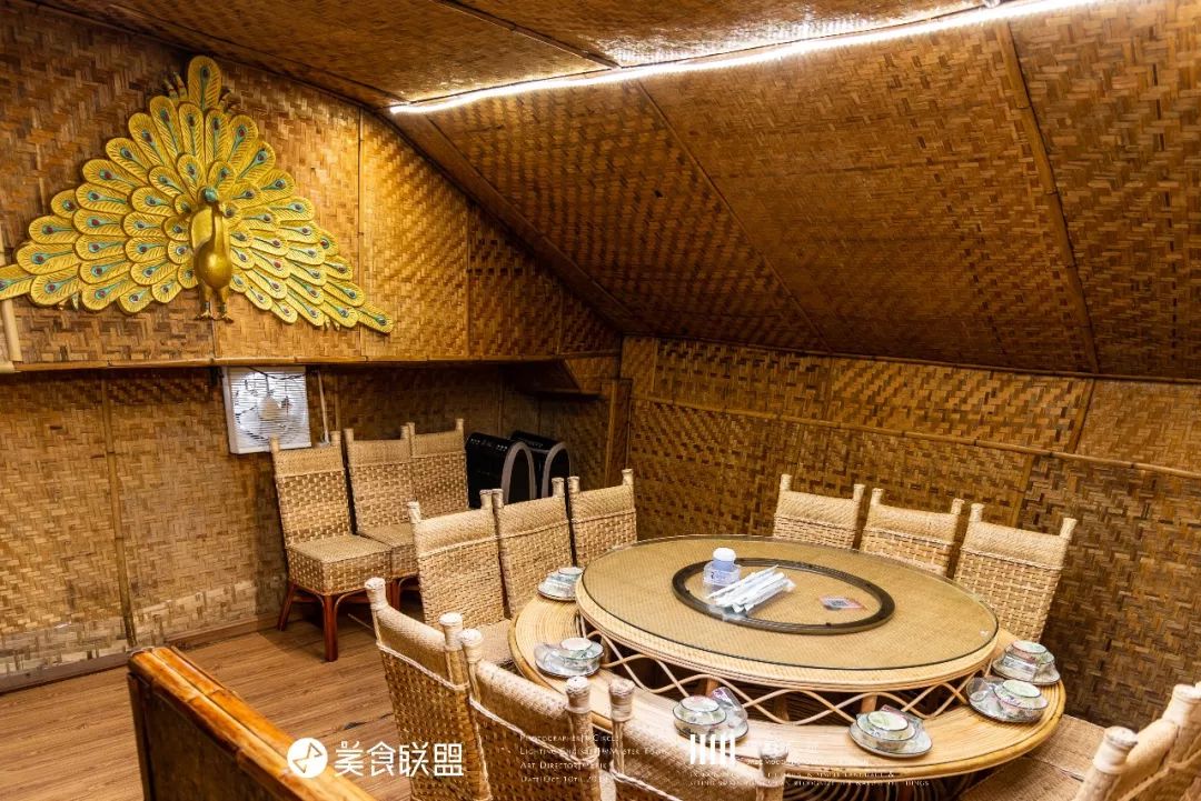 昆明闹市这家12年老店,独创傣式火锅一年只卖89天,大闸蟹涮着吃