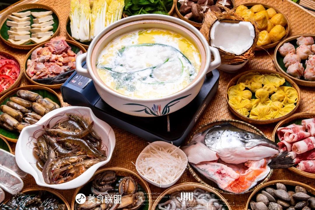 昆明闹市这家12年老店，独创傣式火锅一年只卖89天，大闸蟹涮着吃