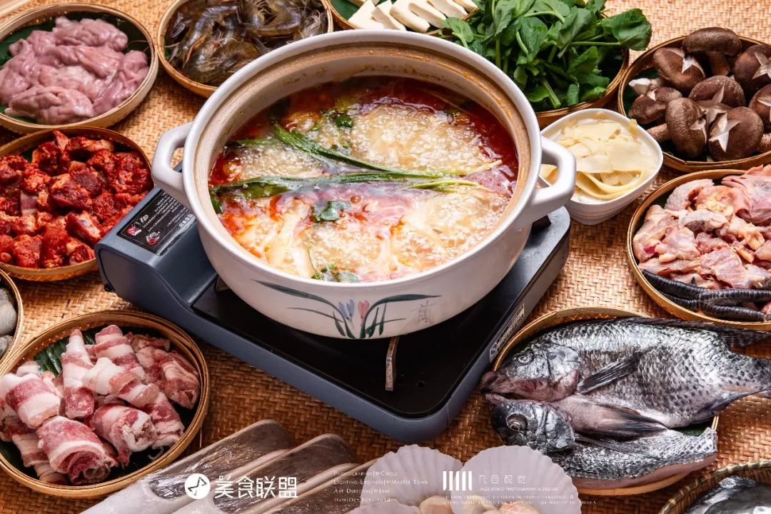 昆明闹市这家12年老店,独创傣式火锅一年只卖89天,大闸蟹涮着吃