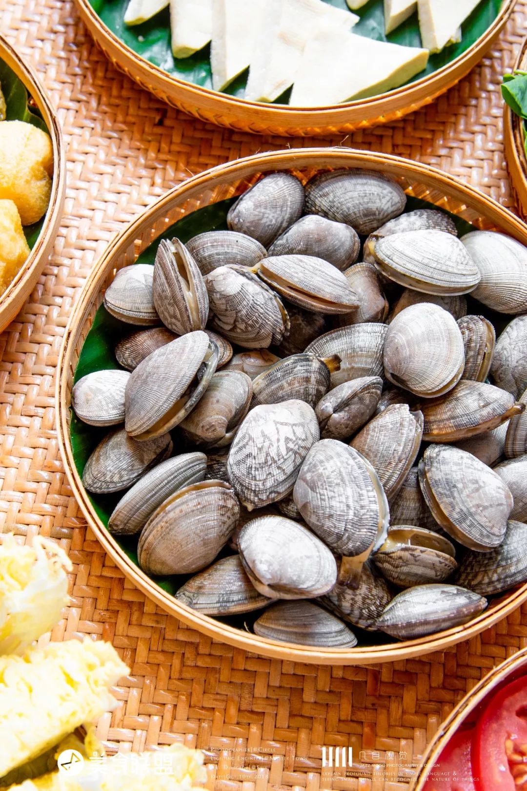 昆明闹市这家12年老店，独创傣式火锅一年只卖89天，大闸蟹涮着吃