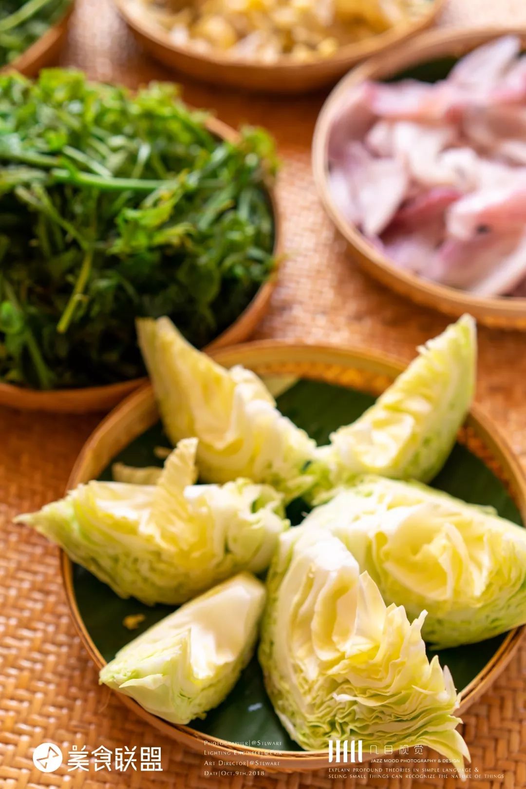 昆明闹市这家12年老店,独创傣式火锅一年只卖89天,大闸蟹涮着吃