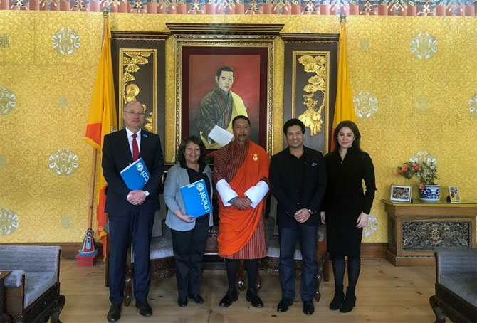 板球巨星萨辛关爱不丹贫困儿童，莎拉波娃曾因他而遭印度网友怒怼