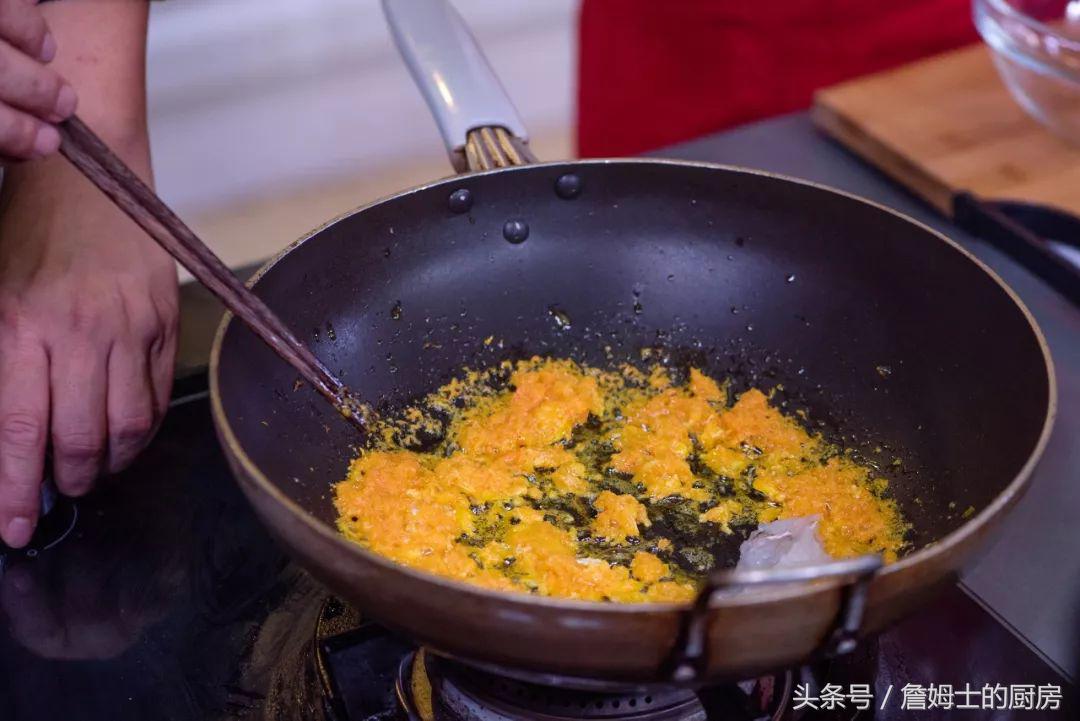 5分钟教你做蟹黄豆腐煲,没有蟹黄的蟹黄炒饭