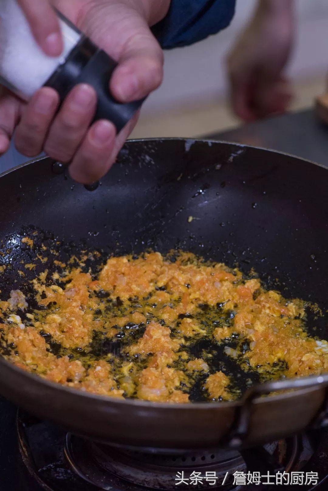 5分钟教你做蟹黄豆腐煲,没有蟹黄的蟹黄炒饭