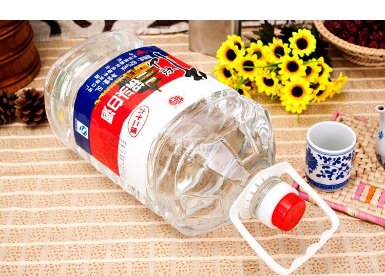 塑料桶装白酒后怎样降低危害,超市塑料桶装的白酒有害吗