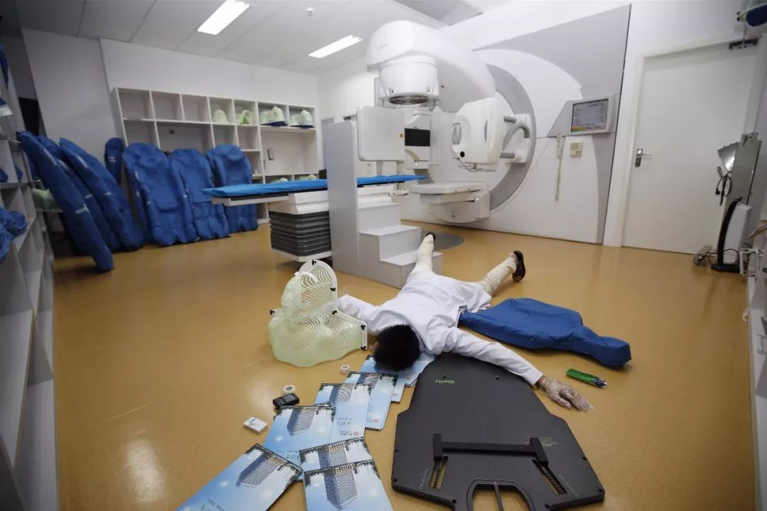 看了这么多炫富摔，这些护士才是最劲爆的~