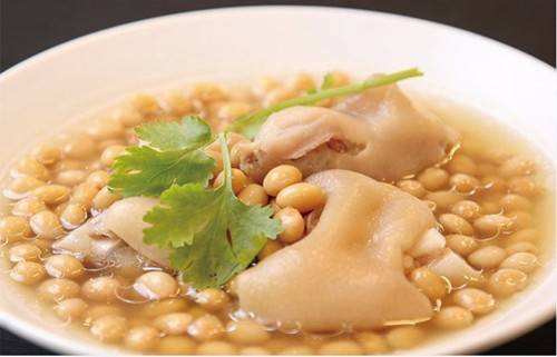 煮黄豆猪脚汤时，做错了这一步，煮出来的汤全是腥味！