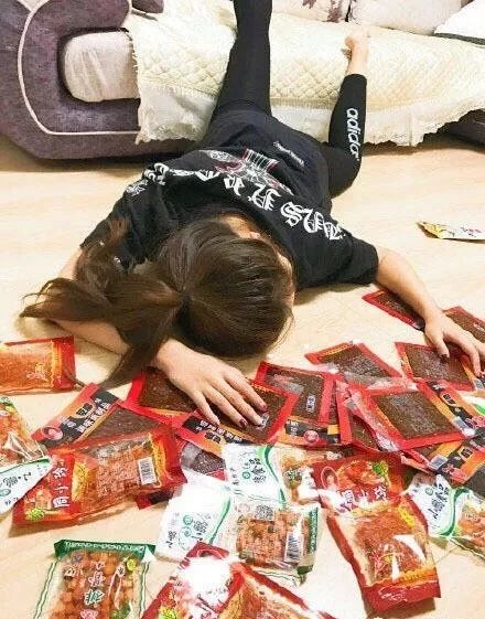 富婆炫耀自己的名牌包包,富婆炫富包包