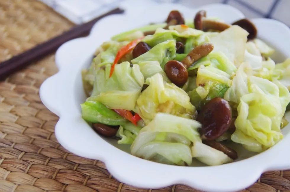 吃起来黏黏滑滑的黑色蘑菇,黏黏的大白蘑菇