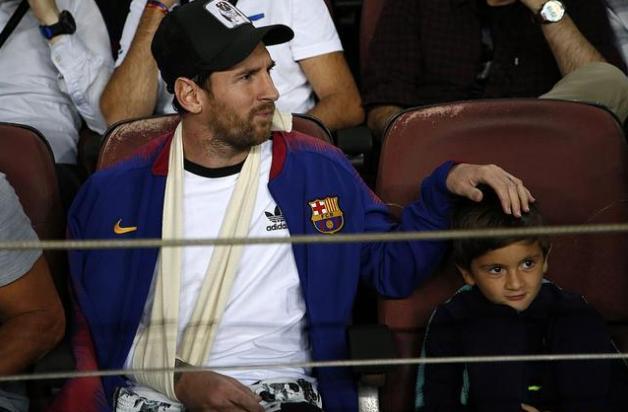 梅西倒挂金钩苏亚雷斯,b罗躺下挡点球被逗笑