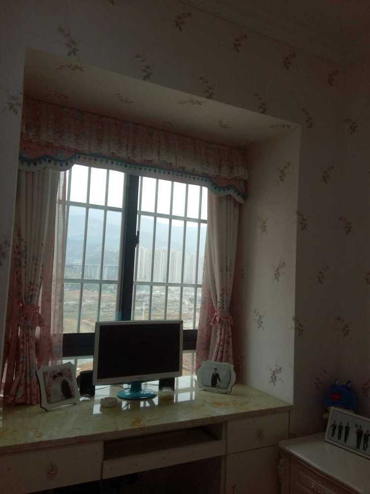 家里装修最不该省钱的就是窗帘,房子装修客厅窗帘