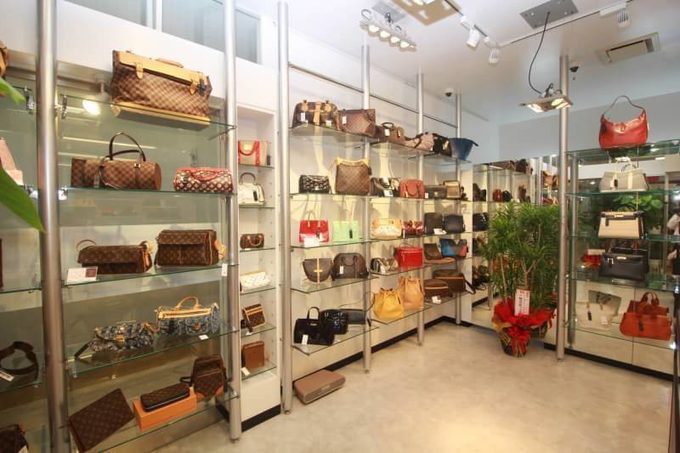 原来冲绳的二手中古店这么好逛，几百块巴宝莉，LV旅行包才4千！