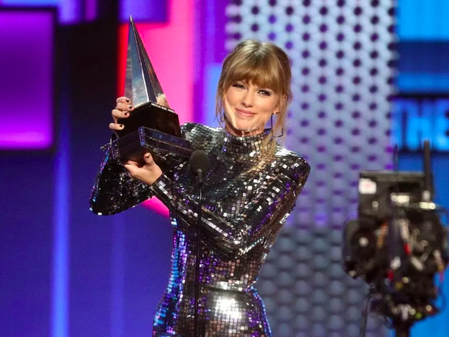 这个经历84段恋情,圈粉5亿的歌手:做自己,全世界都会为你鼓掌