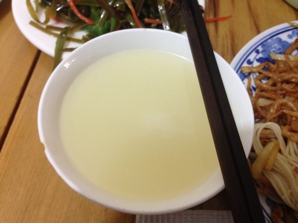 河南街头持刀男子被击毙,河南一男子拿菜刀当街砍人