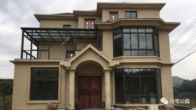 农村自建房三层小别墅真实视频,2022年河南自建房包工280一平贵吗