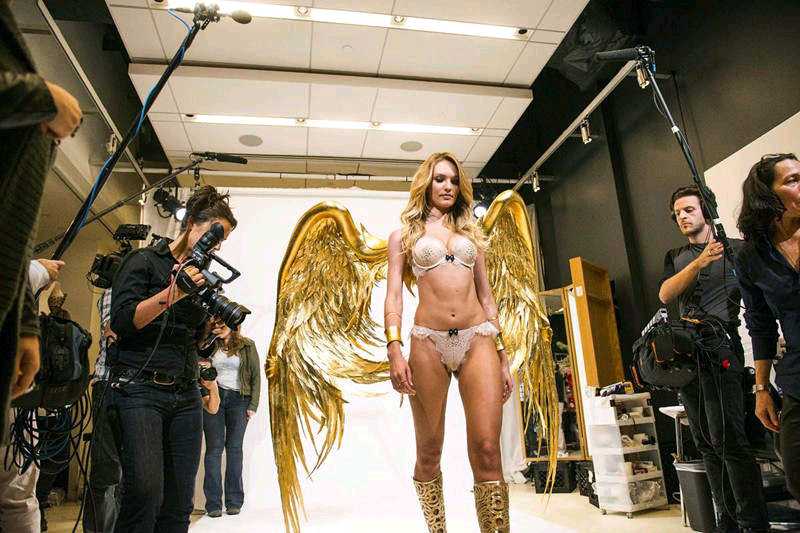 维多利亚的秘密走秀视频,维多利亚的秘密透明薄款近期