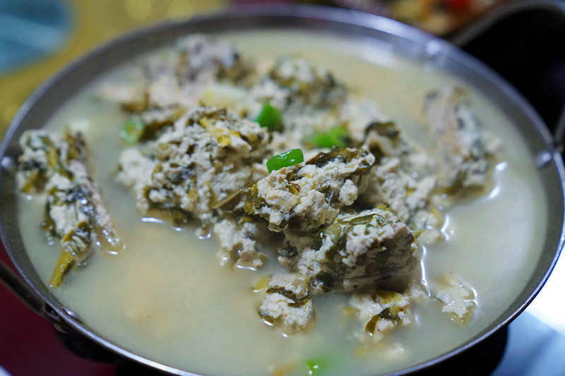 到安康白河县东坡村赶集 游客抢购山货 赏千年银杏 品乡村美食