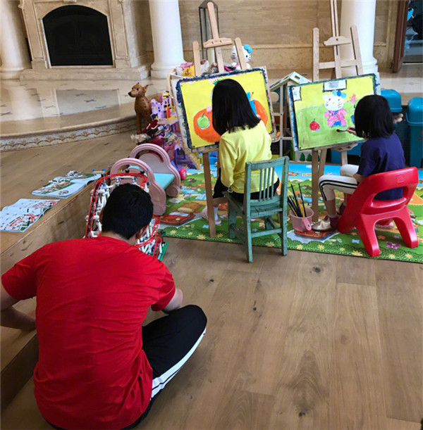 贝儿弹吉他,12岁贝儿弹吉他有模有样