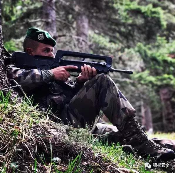 famas自动步枪是95式吗,95式步枪没有空仓挂机吗