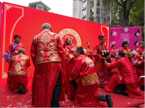 为金婚夫妇“补办”婚礼新希望·鼎晟物业首届“久久节”落幕
