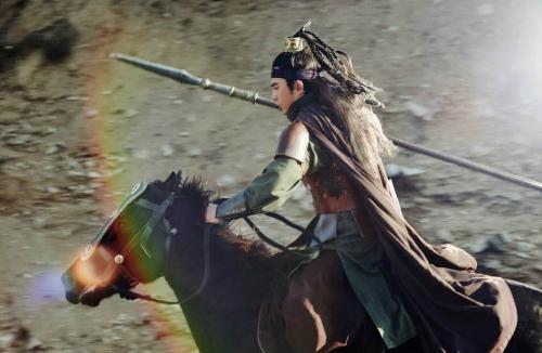 不用飞石，论纯武功，八骠骑之一的张清武功是一流还是二流