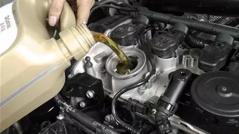 车子机油加多了怎么吸出来,机油加多了车子跑不动怎么办