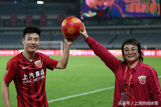 武磊获赠100场纪念球衣,武磊获赠百场纪念球衣