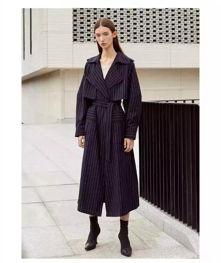 今年最流行的女士中长款风衣,2018初秋流行的新款风衣颜色