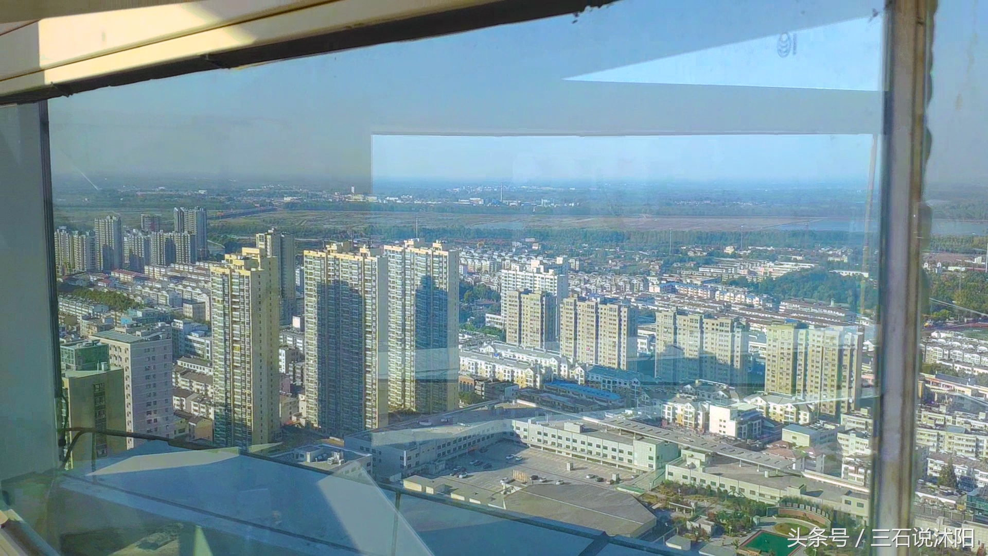 在沭阳高楼可以看见灌云的山,站在最高处看整个城市