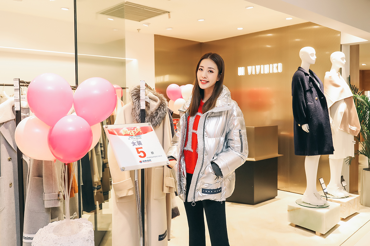 重庆网红打卡解放碑,打卡网红地洪崖洞解放碑