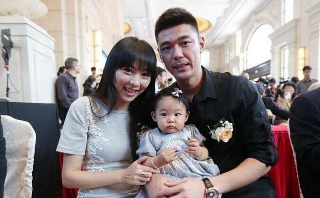 国足曾诚最新情况,国足第一门将曾诚与妻子现状