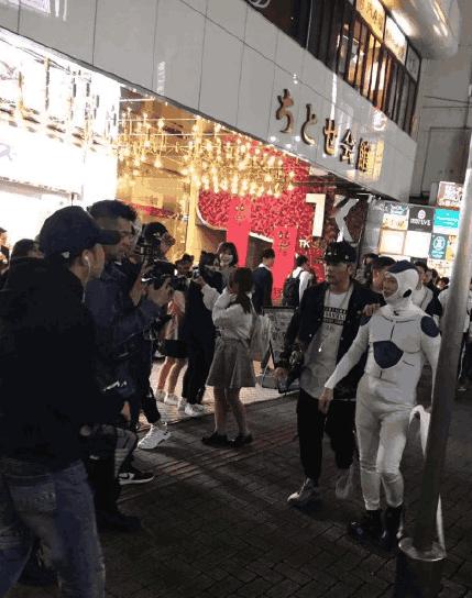 「南方资讯」日本东京万圣节上演‘百鬼夜行’，5名绅士失手被捕