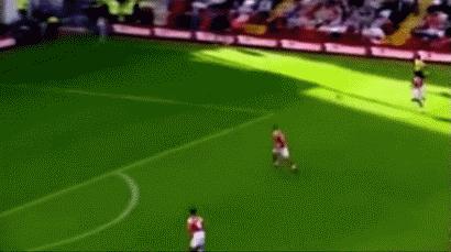 范佩西凌空抽射阿森纳是谁助攻,范佩西鱼跃冲顶和j罗的凌空抽射