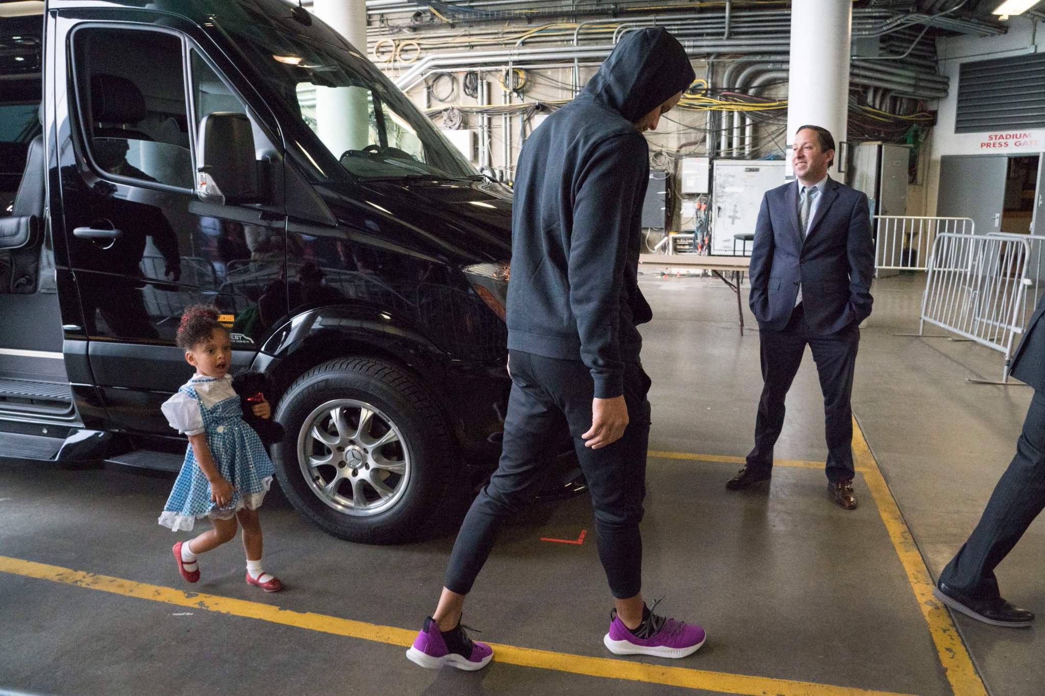 NBA今日球鞋精选：库里唐斯上脚万圣节特别款罗斯50分战靴诞生