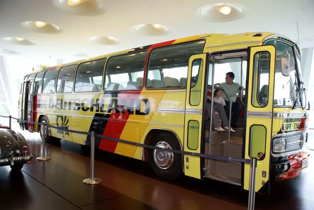 世界杯车队大巴开在路上,世界杯大巴车进场