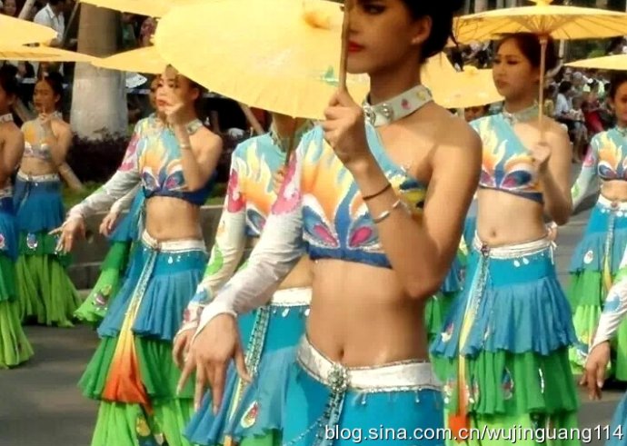 美女云南西双版纳傣族泼水节歌舞,2010西双版纳傣族万人泼水节