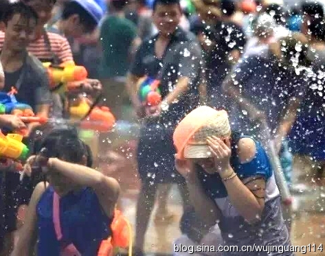 美女云南西双版纳傣族泼水节歌舞,2010西双版纳傣族万人泼水节