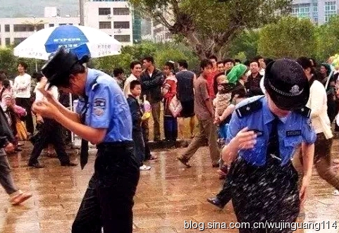 美女云南西双版纳傣族泼水节歌舞,2010西双版纳傣族万人泼水节