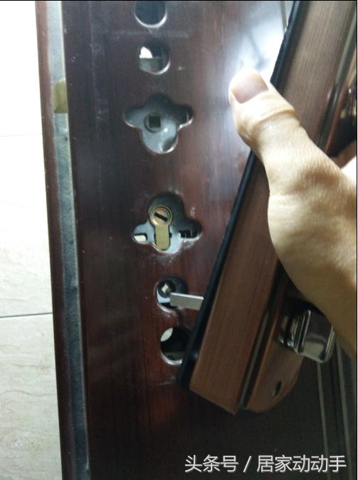 门锁锁芯拆装,智能锁安装师傅更换锁芯