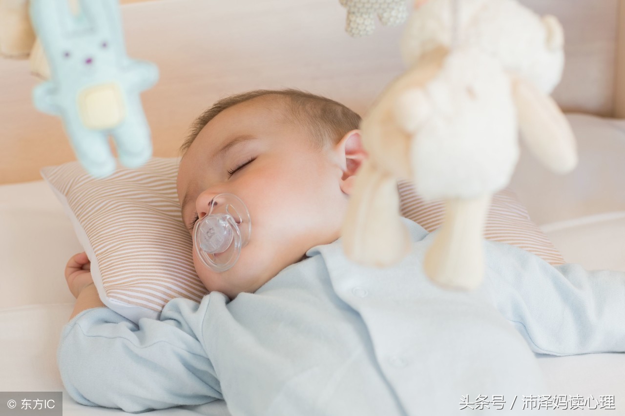 婴儿喜欢吸吮嘴唇是咋回事,婴儿喜欢吮吸手指