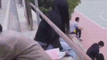 4个大男人拼命去拱猪屁股，这是在干啥？猪：吃不消了一个一个上