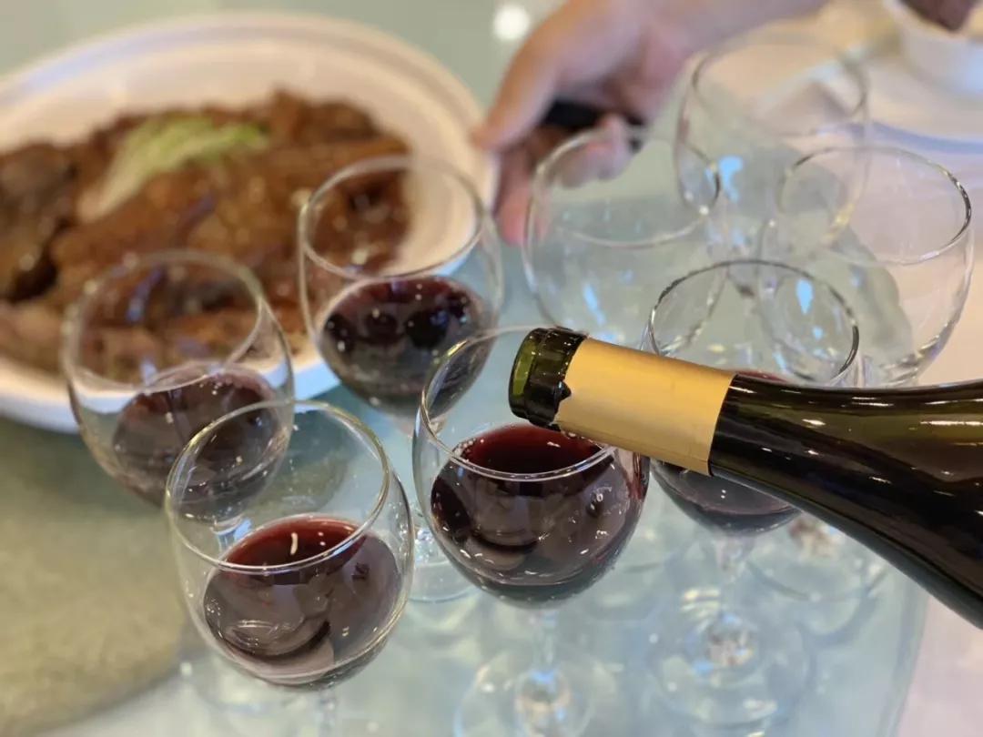怎样辨别葡萄酒的好坏真假,怎么辨别葡萄酒的好坏和真假