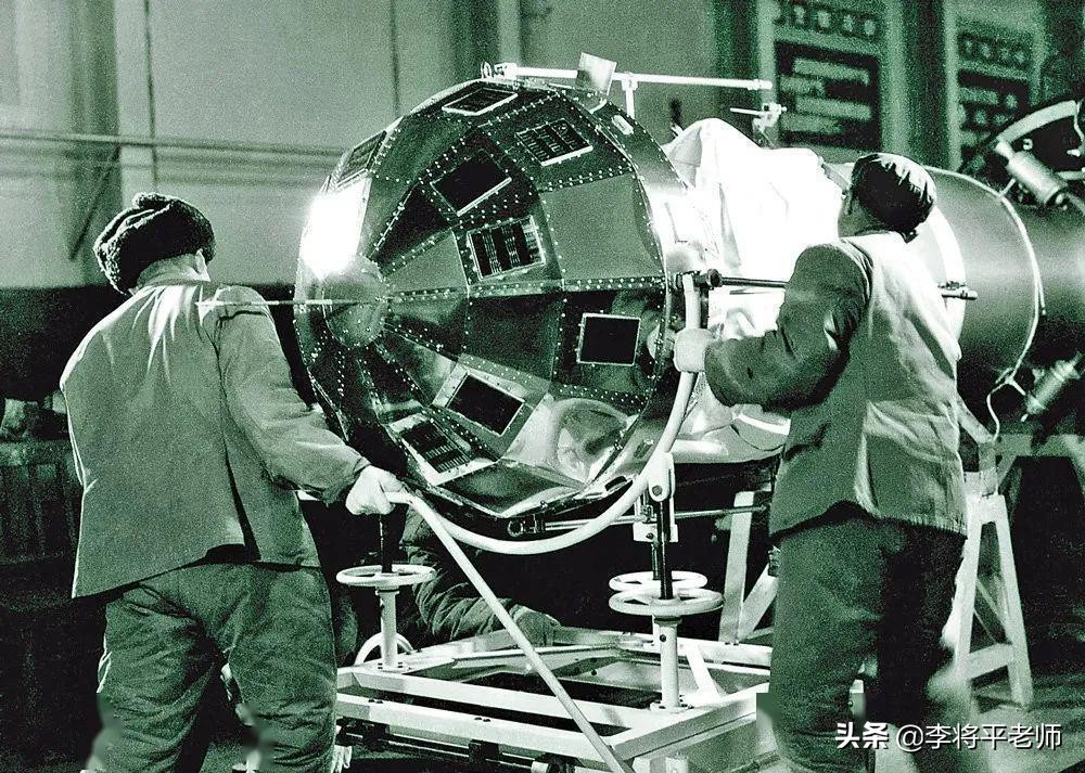 我国第一颗东方红卫星,望远镜拍到的东方红一号卫星
